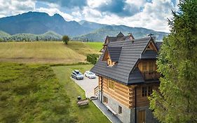 Góralskie Bacówki z widokiem na Giewont